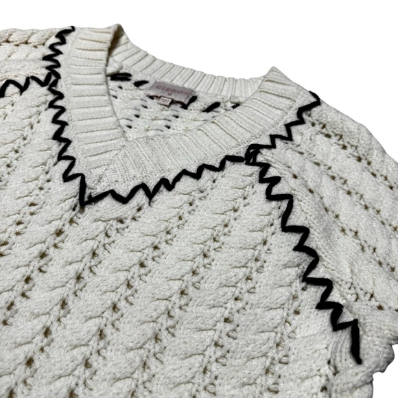 Elegant V-Neck Sweater with Black Accents - Picture 5 of 10